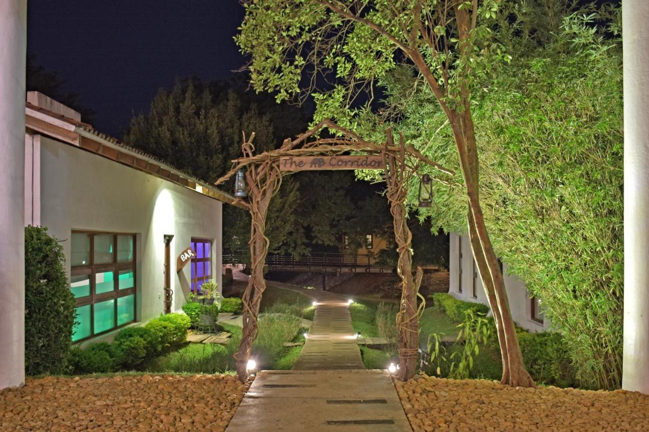 סיגירייה The Elephant Corridor Hotel מראה חיצוני תמונה